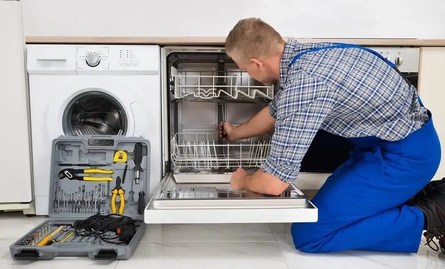 Akyazı Miele servisi teknisyen ekibi beyaz eşya tamiri yaparken